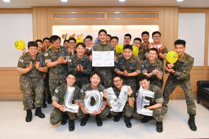 조혈모세포를 기증한 공군19전투비행단 운항관제대 김준형(가운데) 상병과 부대원들. 사진 제공=윤요한 중사