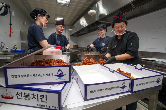 해군1함대 보급지원대대 급식 조리원들이 함정에서 주문한 치킨을 조리하고 있다.한재호 기자