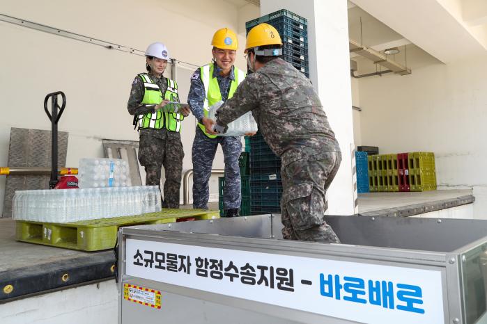 해군1함대 보급지원대대 '바로배로' 서비스에 나선 장병들이 출항을 앞둔 함정에 필요한 생수를 배송하고 있다. 한재호 기자