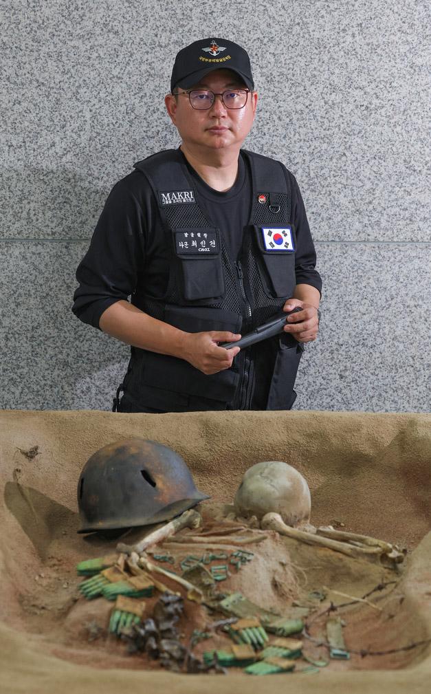 국방부 유해발굴감식단 최인건 유해발굴팀장이 본인이 발굴에 참여한 고(故) 조응성 하사 유해 디오라마 앞에서 당시 상황을 설명하고 있다.