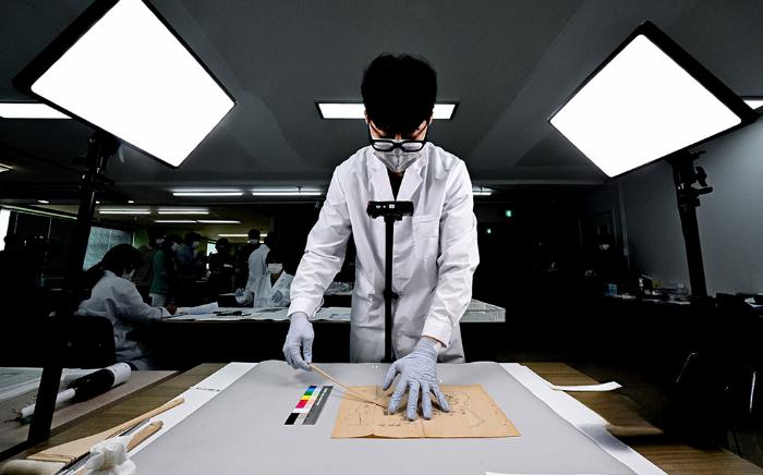 육군은 6·25전쟁 75주년을 맞아 ‘중요 역사기록물 복원사업’ 현장을 공개했다. 사진은 복원관계관이 복원처리 기록물을 촬영하고 색도를 측정하는 모습.