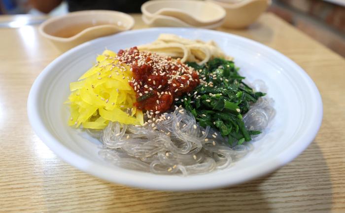 고추장 양념이 올려진 비빔당면. 적은 양으로도 포만감을 줄 수 있는 대체식이어서 피난민들이 자주 찾은 음식이다.