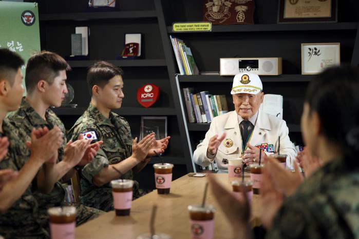 6·25전쟁 참전용사 박천석 옹이 외손자 이정민(왼쪽 셋째) 대위가 복무 중인 육군특수전사령부 귀성부대를 찾아 전쟁 당시 상황을 회고하며 장병들에게 당부의 말을 전하고 있다.