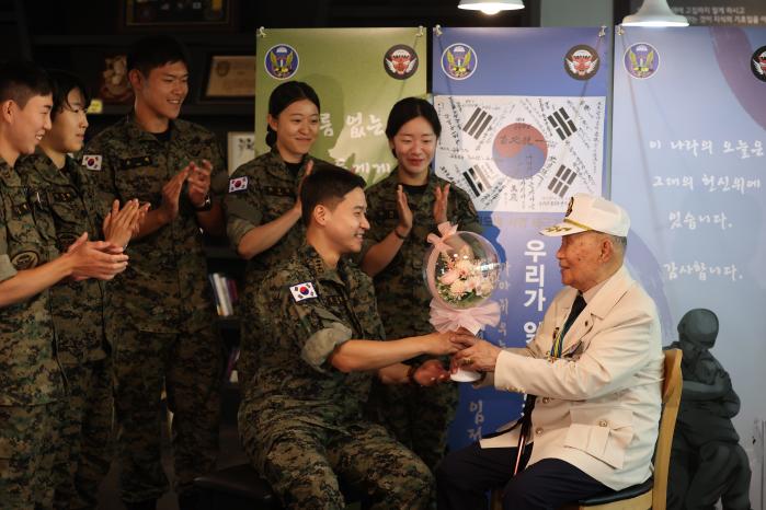 이 대위와 장병들이 박옹에게 꽃다발을 전달하고 있다.