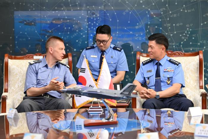 이영수(오른쪽) 공군참모총장이 24일 계룡대 공군본부에서 이레네우슈 노박(소장) 폴란드 공군사령관을 만나 양자 대담을 하고 있다. 공군 제공