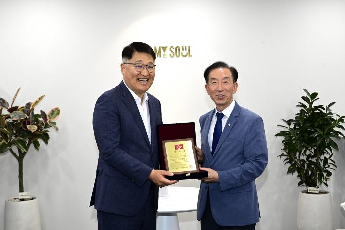 김수삼(오른쪽) 국방부 인사복지실장이 24일 김태균 서울시 행정1부시장에게 청년 장병을 위한 정책 지원 공로의 국방부 감사패를 전달하고 있다. 연합뉴스