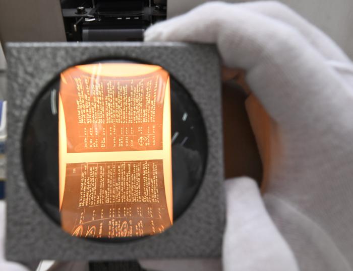 마이크로 필름 현상 과정을 검사하는 모습.