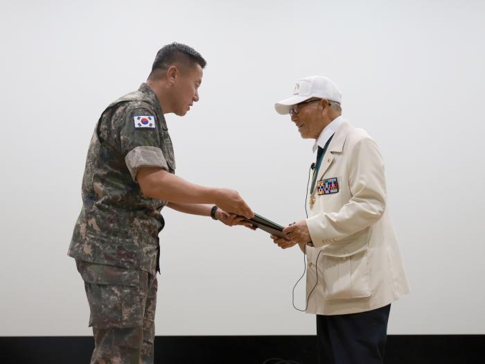 하헌철(왼쪽) 육군36보병사단장이 6·25전쟁 참전용사 손희수 옹에게 감사패를 증정하고 있다.