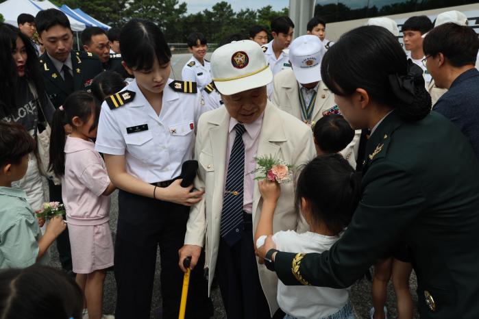 육군부사관학교가 24일 개최한 6·25전쟁 참전용사 초청행사에서 한 초등학생이 참전용사 가슴에 카네이션을 달아드리고 있다.