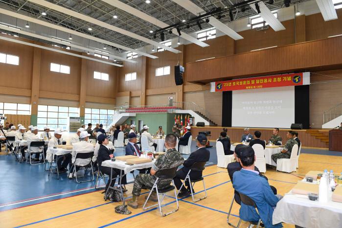 24일 해병대1사단 강당에서 포항지역 참전용사 부대초청 행사가 진행되고 있다.