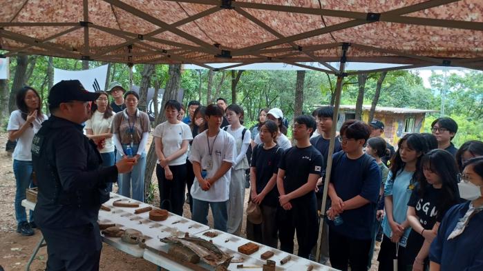 오승래(맨 왼쪽) 국방부유해발굴감식단 발굴7팀장이 유해발굴 현장을 소개하고 있다. 국방부 제공
