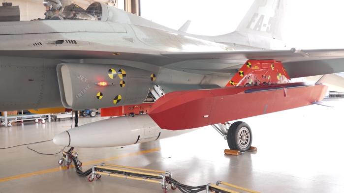 FA-50 전투기에 탑재된 장거리 공대지유도탄의 시험용 분리탄. 방사청 제공