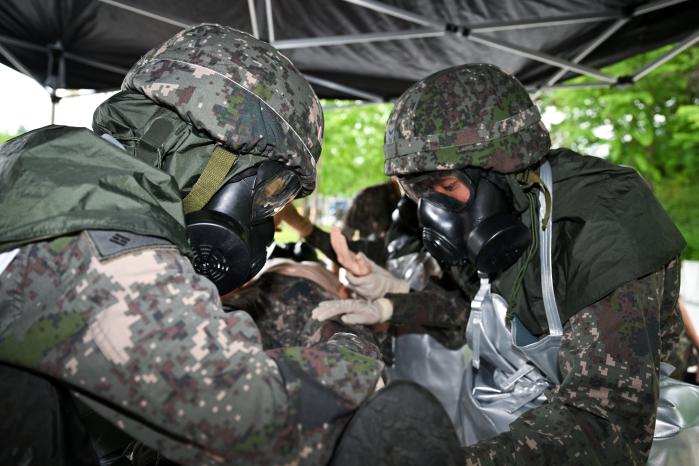 공군16전투비행단 제독요원들이 ‘25-2차 전투태세훈련(ORE)’에서 인체 제독을 실시하고 있다. 부대 제공