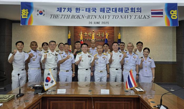 한자리 모인 한·태 해군들 26일 해군 부산작전기지에서 열린 ‘제7차 한·태국 해군 대(對) 해군회의’에서 박순식(준장·앞줄 가운데) 해군본부 정책실장과 착사왓(소장·앞줄 오른쪽 넷째) 태국 해군본부 정책기획부장이 회의록에 서명 후 참석자들과 기념사진을 찍고 있다. 양국 해군은 2010년 정례 협의체인 해군 대 해군회의를 개설하고 해양안보, 해양방산, 군사교육 등에서의 협력을 이어오고 있다. 해군 제공