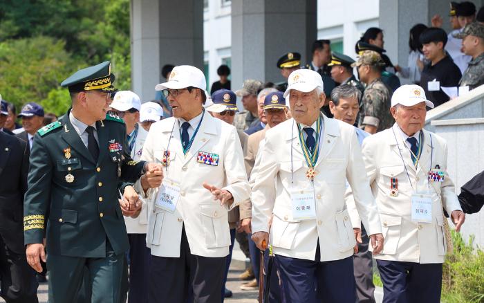 김광석(맨 왼쪽) 육군35보병사단장이 ‘국가유공자 및 유가족 초청행사’에서 6·25전쟁 참전용사 이재윤 옹과 대화하고 있다. 부대 제공