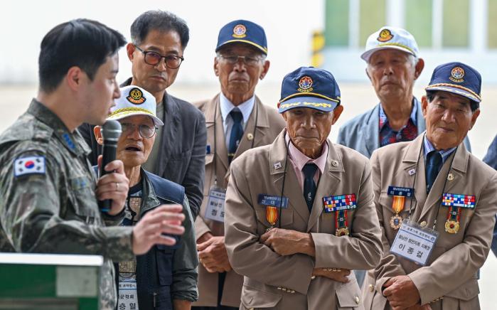 26일 열린 공군16전투비행단 보훈가족 초청행사에서 참전용사들이 장비에 대한 설명을 경청하고 있다. 사진 제공=정주찬 하사