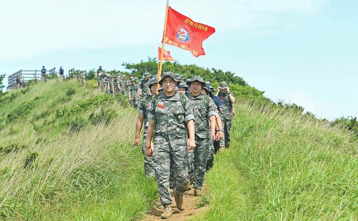 해병대9여단 본부대와 공병지원대 장병들이 제주 큰노꼬메오름에서 고지정복훈련을 하고 있다. 사진 제공=김가원 하사