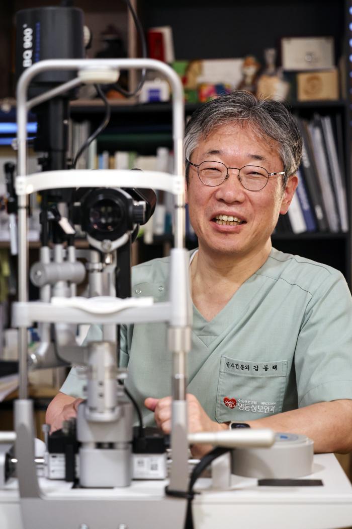 김동해 비전케어 이사장이 진료실에서 국방일보와 인터뷰하고 있다. 김 이사장은 전 세계 곳곳의 6·25전쟁 참전용사와 가족들이 시력을 되찾을 수 있도록 돕고 있다. 김병문 기자