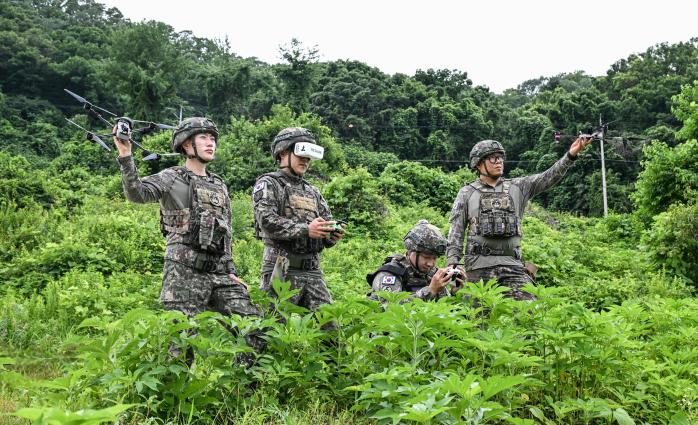 육군이 26일 개최한 드론운용능력 경연대회에서 1그룹 1위를 차지한 5군단 장병들이 드론 정찰을 준비하고 있다. 육군 제공