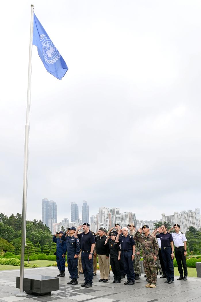 2025 다국적 선박 협조 및 안내 연합연습에 참가 중인 12개국 장병 들이 25일 부산시 유엔기념공원을 찾아 경례하고 있다. 부대 제공
