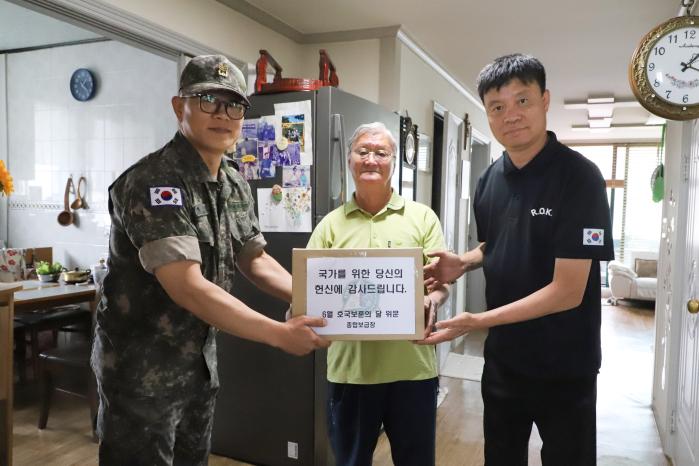 육군종합보급창 봉사동아리 ‘부강사랑나눔 후원회’ 회원들이 베트남전쟁 참전용사 홍백용 옹의 자택을 방문해 위문품을 전달하고 있다. 부대 제공