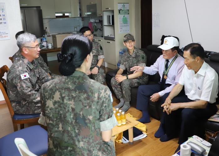 육군2신속대응사단 장병들이 사단 출신 6·25전쟁 참전용사에게 희망박스를 전달한 뒤 담소를 나누고 있다. 부대 제공