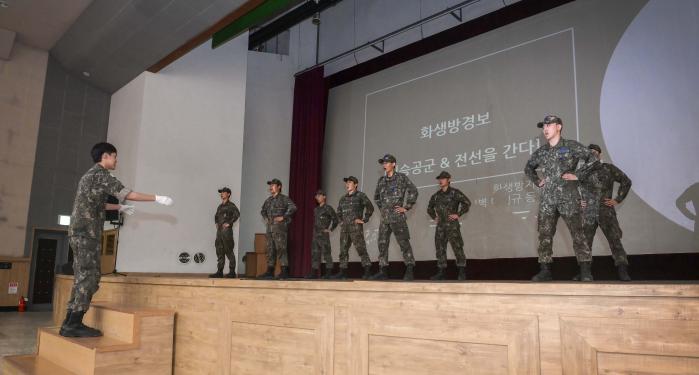공군15특수임무비행단 장병들이 ‘정신전력 강화 예술제’에서 군가를 부르고 있다. 사진 제공=박민건 중사