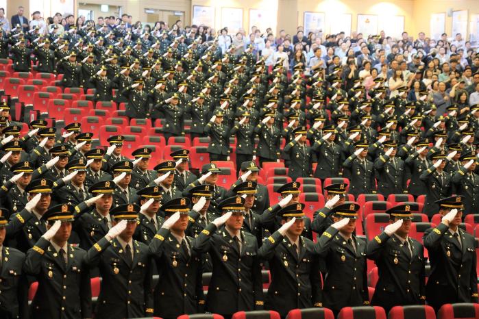 지난 27일 육군학생군사학교에서 열린 2025년 대한민국 육군장교 통합임관식에서 신임장교들이 임석상관에 대해 경례를 하고 있다. 육군 제공