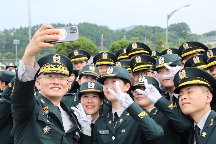 고창준(맨 왼쪽) 육군참모총장 직무대리가 신임장교들과 함께 기념촬영을 하고 있다. 육군 제공