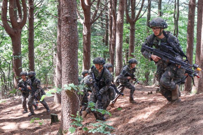 육군3보병사단 진백골여단 장병들이 육군과학화전투훈련단(KCTC) 훈련에서 목표지점으로 기동하고 있다. 부대 제공