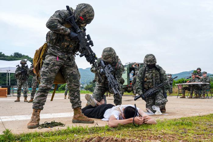 지난 27일 해병대6여단 ‘지역 합동 정보조사 훈련 시범식 교육’에서 장병들이 월선자 구출 절차를 수행하고 있다. 부대 제공