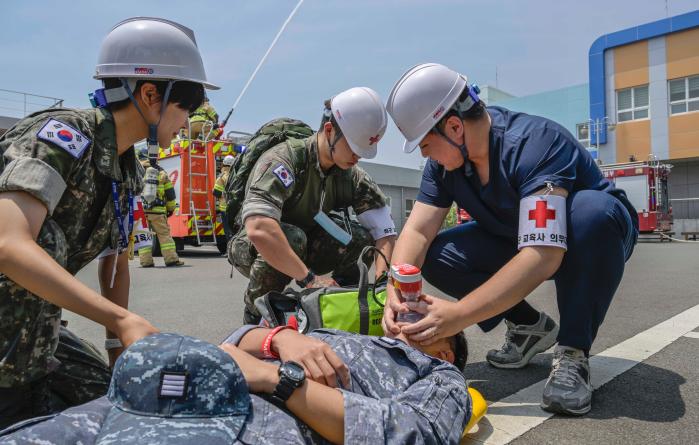 지난 27일 열린 해군교육사령부 합동 화재진화훈련에서 의무대대 구호반 장병들이 일산화탄소 중독 환자를 자동산소소생기를 이용해 응급처치하고 있다. 부대 제공