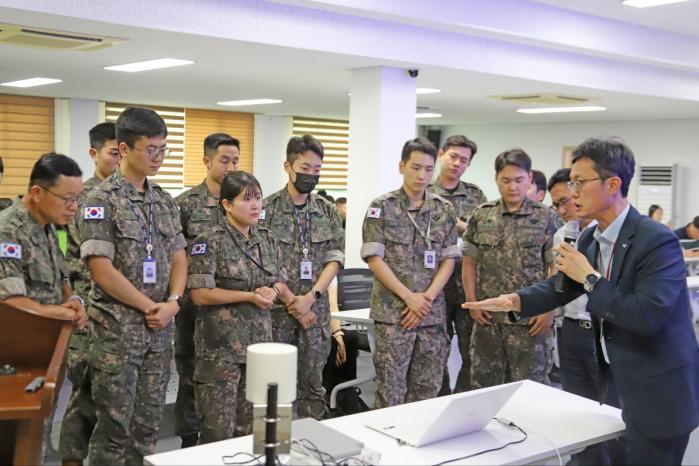 육군정보통신학교 AI Week 행사에서 장병들이 방산기업 전시 부스를 살펴보고 있다. 부대 제공