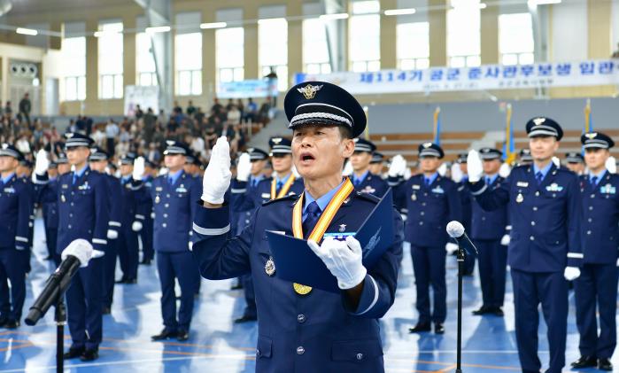 지난 27일 공군교육사령부 최용덕관에서 열린 제114기 준사관후보생 임관식에서 신임 준사관들이 선서하고 있다. 사진 제공=정준혁 하사