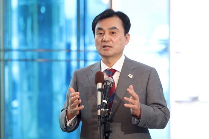 안규백 국방부 장관 후보자가 지난 27일 오전 서울 용산구 육군회관에 마련된 인사청문회 준비 사무실로 출근하며 발언하고 있다. 양동욱 기자