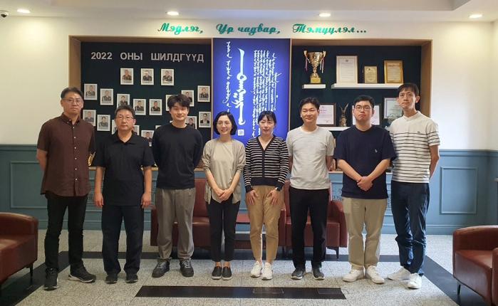 국립과학수사연구원 유전자·마약·디지털 분석 분야 감정관들이 몽골 국립과학수사청에서 현지 연수를 마친 뒤 기념사진을 찍고 있다. 국과수 제공