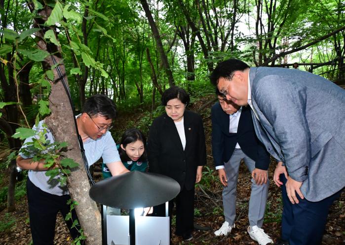 최호정(왼쪽 둘째) 서울시의회 의장이 지난달 27일 러브버그 광원포집기를 살펴보고 있다. 서울시의회 제공