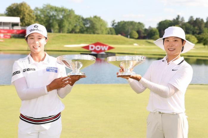 임진희(왼쪽)와 이소미가 30일 미국 미시간주 미들랜드에서 열린 2인 1조 대회 LPGA 투어 다우 챔피언십에서 우승한 후 트로피를 들고 환하게 웃고 있다. AFP·연합뉴스