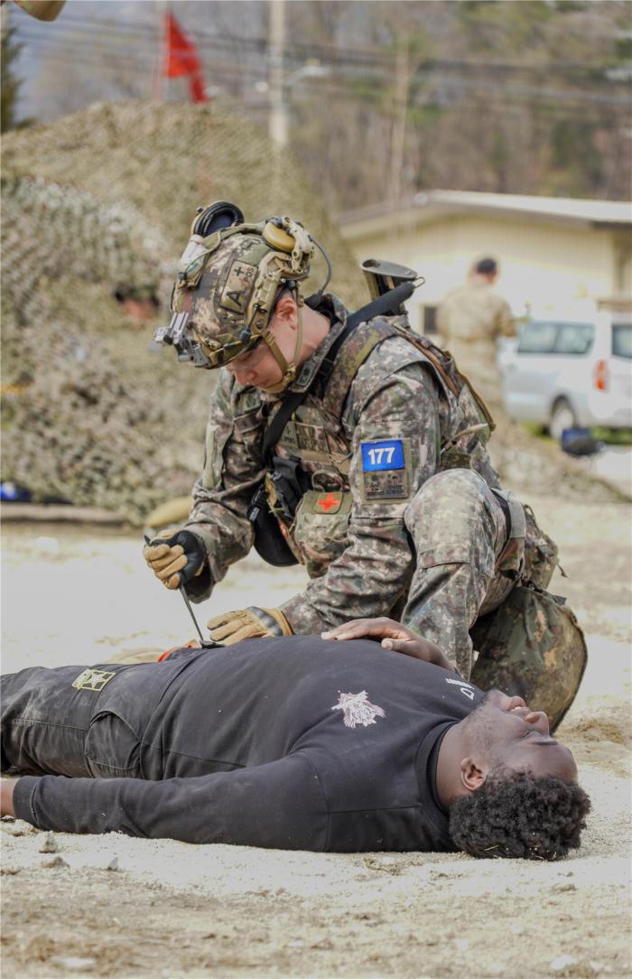 국군대전병원 치과 군의관 김형기 육군소령이 ‘교전 중 처치’ 평가에서 지혈대 처치를 수행하고 있다.