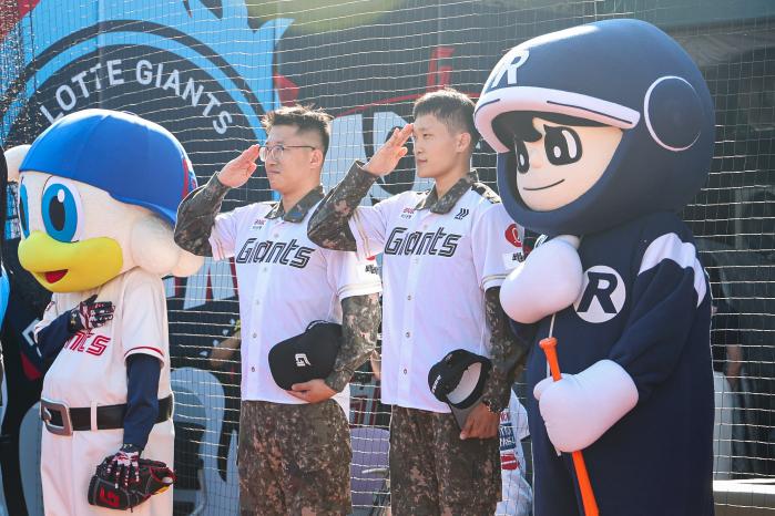 프로야구 경기 시구·시타자로 나선 공군5공중기동비행단 신용인(왼쪽) 상사(진)와 서소명 병장. 부대 제공