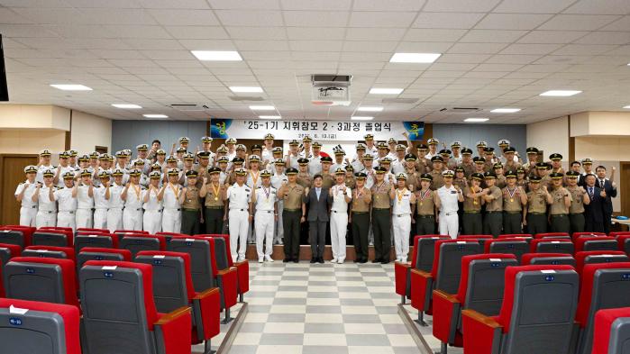 지난달 13일 해군대학에서 열린 2025년 지휘참모 2과정(해군)·3과정(해병대) 졸업식에서 학생 장교들이 파이팅을 외치고 있다. 부대 제공