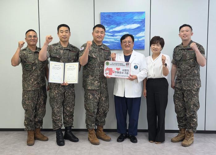 육군과학화전투훈련단 전문대항군연대 13대대 장병들이 강원 인제군 보건소에 헌혈증 130장을 기부한 뒤 기념사진을 찍고 있다.
