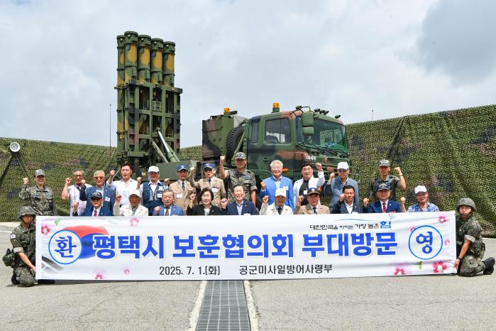 공군미사일방어사령부 장병들이 1일 8910부대를 방문한 평택시보훈협의회 소속 보훈유공자들과 기념촬영을 하고 있다. 부대 제공
