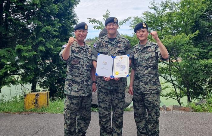 휴가 중 바다에 빠진 시민을 구조한 육군특수전사령부 독수리여단 임태윤(가운데) 대위. 부대 제공