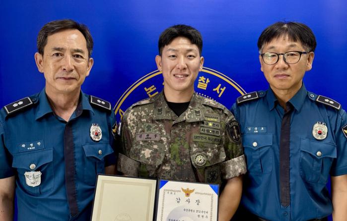 음주운전자 검거에 일조한 육군훈련소 권현우(가운데) 상사. 부대 제공