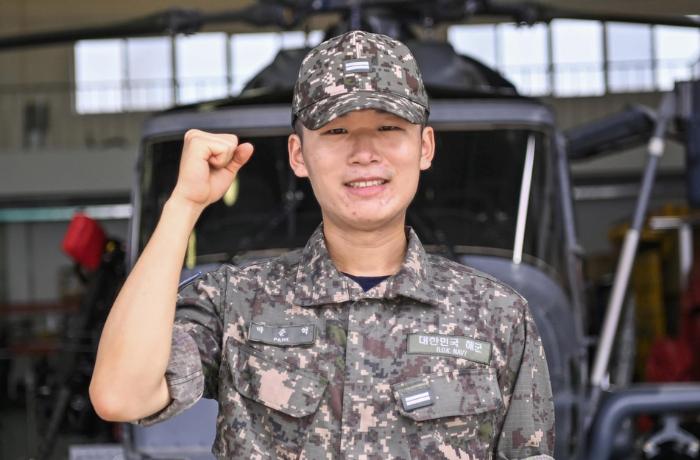 지하철 선로에 추락한 시민을 구한 해군항공사령부 622비행대대 박준혁 일병. 부대 제공