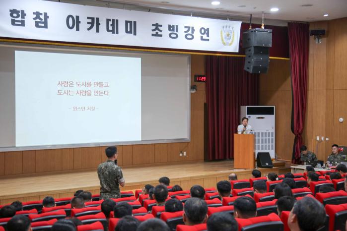 1일 합참에서 열린 ‘25-2차 합참 아카데미’에서 초빙강사인 유현준 홍익대 건축학부 교수가 장교의 질문에 답변하고 있다. 합참 제공