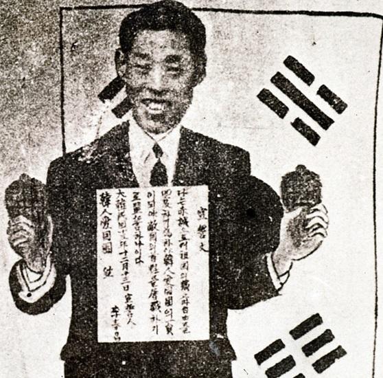 이봉창 의사가 한인애국단 입단 당시 수류탄을 양손에 들고 선서하는 모습.
