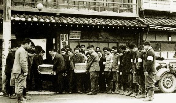 1946년 3월 임시정부 유해발굴단의 윤봉길 의사 유해 봉환 모습.