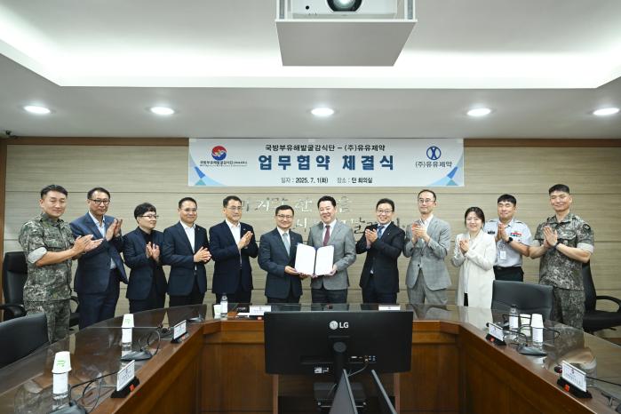 이근원(왼쪽 여섯째) 국방부유해발굴감식단장과 박노용(오른쪽 여섯째) 유유제약 대표가 1일 열린 업무협약식에서 참석자들과 기념촬영하고 있다. 국방부 제공